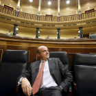 El ministro de Economía, Luis de Guindos, en la sesión de control al Ejecutivo de ayer.
