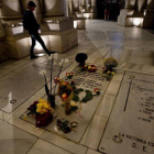 Flores en la tumba de Carmen Polo, mujer de Franco, en la Almudena, el pasado 25 de octubre.