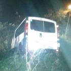 El taxi, una furgoneta, acabó en una acequia