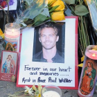 Los fans del actor Paul Walker le rinden homenaje en el lugar donde se produjo el accidente mortal, en Santa Clarita (California), el pasado 29 de septiembre.