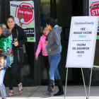 Campaña de vacunación contra el sarampión en escuelas y lugares públicos en Nueva York.