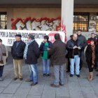 Ciudadanos y miembros de la plataforma Stop Desahucios durante la concentración celebrada ayer en la plaza del Ayuntamiento.
