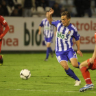 El centrocampista Adán Gurdiel, en el centro, conduce el balón durante el partido de Copa de la Ponferradina ante el Getafe.
