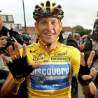 Armstrong señalaba con sus dedos en el 2005 los siete Tours logrados. La UCI le ha quitado todos.
