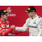 Valtteri Bottas, a la derecha, recibe en el podio la felicitadión de Vettel por su victoria. BRUNA
