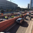 El camión, en sentido contrario, tras ser interceptado por la Guardia Urbana.