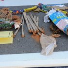 Algunos de los fuegos artificiales abiertos y vaciados encontrados en el cuarto de Dzhojar.