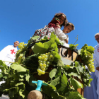 Dos niños pisan uva en un momento de la ofrenda del mosto a la patrona del vino. ANA F. BARREDO