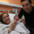 Los padres, Marina y Ceferino, junto a su primera hija, Claudia.