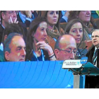 Herrera, durante su intervención. Proyectados en la pantalla, consejeros y procuradores.
