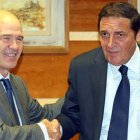 Díaz Villarig y el consejero de Sanidad, ayer, en Valladolid.