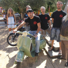 Los organizadores de la feria de motos posaron ayer con algunos ejemplares.