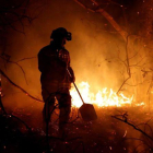 Ya son 97 los incendios forestales en Asturias. En la imagen, tareas de extinción del fuego en Labares.