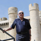 Natural de Valdesaz de los Oteros, el sacerdote Cesáreo Fernández de las Cuevas posa ante el castillo de Valencia de Don Juan. JESÚS F. SALVADORES