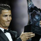 Cristiano Ronaldo, con el trofeo que lo acredita como mejor jugador europeo de la temporada.