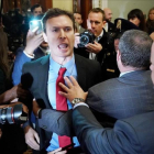 Ryan Clayton increpa a Trump en el Capitolio tras lanzarle pequeñas banderas rusas.