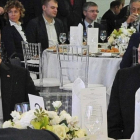 Foto tomada el 10 de diciembre de 2015  que muestra al presidente ruso  Vladimir Putin sentado junto al entonces militar retirado estadounidense Michael Flynn en Moscú.