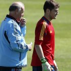 Del Bosque se dirige a Iker Casillas durante el entrenamiento previo al partido de hoy.