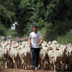 Javier Manzano, ganadero de ovejas y productor de los quesos. PEIO GARCÍA