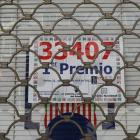 La administración número 15 cerró ayer al mediodía con la mejor noticia, como muestra el cartel del primer premio.
