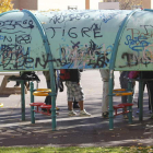 Un grupo de escolares en un parque del barrio de La Palomera, en la capital leonesa. JESÚS F. SALVADORES