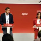 El portavoz del PSOE, Óscar Puente, y la secretaria de Educación, Mariluz Martínez Seijo. J. P. GANDUL