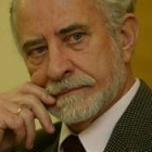 El escritor leonés José María Merino llega hoy al Club del Prensa con su último libro de relatos