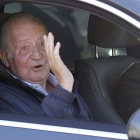 El rey Juan Carlos saluda a su salida del Hospital Universitario Quirón de Madrid.