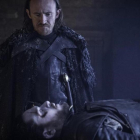 Los actores Ben Crompton (Eddison Tollett) y Kit Harington (Jon Snow), en una escena de la sexta temporada de la serie de la HBO 'Juego de tronos'.