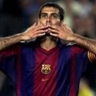 El capitán del Barcelona, Josep Guardiola, se despide del público culé en 2001, en su último partido