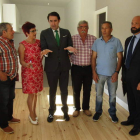 El consejero visitó la casa rehabilitada en Carneros y que pasará a Parque Público de Viviendas. DL