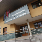 Exterior del Ayuntamiento de Valverde de la Virgen.