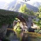 Sobre estas líneas, la calzada romana de Palacios del Sil. Al lado, el alcalde, Fernando Fernández Astorgano, y el profesor Roberto González-Quevedo, promotores del congreso. La foto más grande es la del puente romano que atraviesa el río en la cabecera d