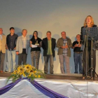 Imagen de los premiados en el Festival de Veguellina, con sus correspondientes galardones.