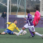 Obispo y Bardal tratan de obstaculizar al jugador del filial vallisoletano Zubi.