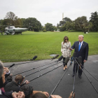 Donald Trump comparece ante la prensa en la Casa Blanca junto a su mujer, Melania. JIM LO SCALZO