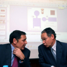 El consejero de Sanidad charla con el presidente del Colegio de Médicos de Valladolid.