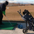 Un jugador practica en la zona de entrenamiento del campo de Eras de Renueva.