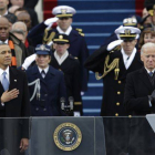 El presidente estadounidense, Barack Obama, durante la ceremonia de investidura, mientras Beyoncé canta el himno nacional, este lunes.