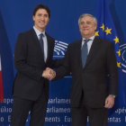 rudeau (izquierda) posa con Antonio Tajani, presidente del Parlamento Europeo, a su llegada a Estrasburgo (Francia), este jueves.