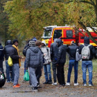 Migrantes acompañados por miembros de la seguridad civil francesa, a su llegada a un nuevo alojamiento en Sarcelles, en el norte de París, este viernes.