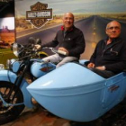 Los hermanos leoneses Fernando y Alfredo Campelo montados en una Harley Davidson en su museo de Avil