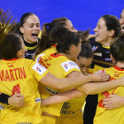 Las jugadoras españolas celebran su hazaña ante la potente selección danesa.