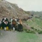 Durante la romería los grupos de bailes regionales amenizan la jornada con música y danzas