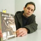 De Ponga, en el 2000, con su primer libro, «El ruido de las carretas»