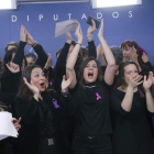 Periodistas parlamentarias muestran ayer en el Congreso su apoyo a la huelga feminista. ZIPI