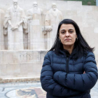 La exdiputada de la CUP, Anna Gabriel, posa frente al monumento del Parque de los Bastiones en Ginebra. DI NOLFI