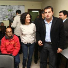 De pie, Belén Fernández e Iván García, en la reabierta sede del PSOE