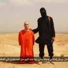 El 'Yihadista John' junto al periodista James Foley, en un vídeo difundido el 19 de agosto.