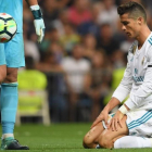 Cristiano Ronaldo, impotente a los pies de Adán, en el partido del miércoles en el Bernabéu